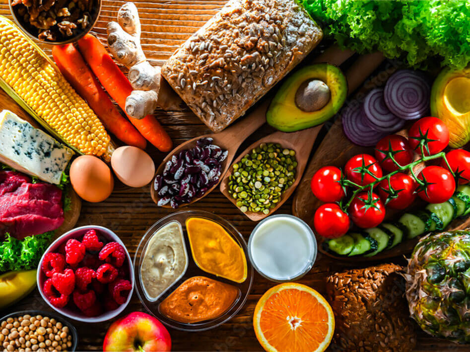 fruits, légumes et autres aliments posés sur une table
