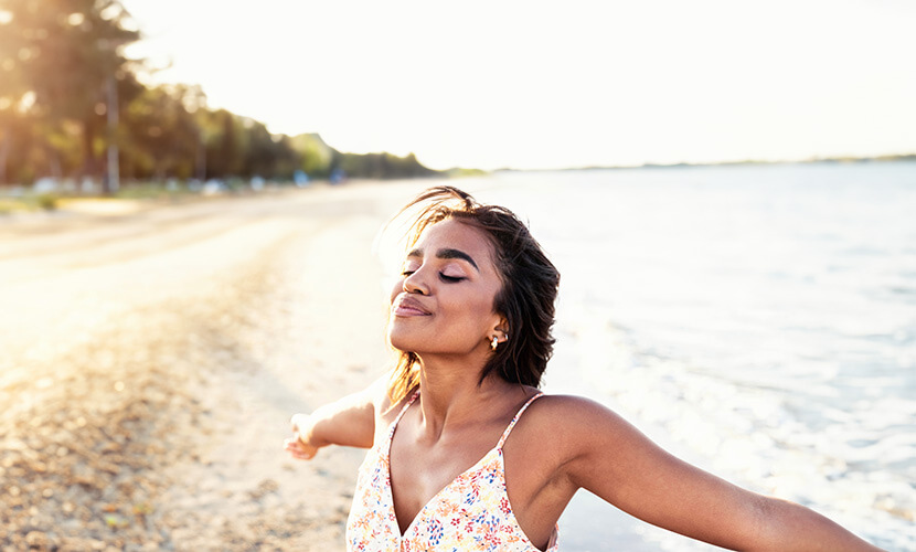 femme sereine sur la plage